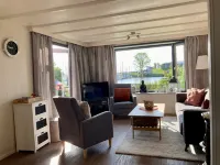 Chalet Gaby with Sauna, Private Dock, and Canoes at Lauwersmeer - 3つ星