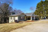 Much to Love Guest Favorite Evergreen Hideaway Waterfront Home w/ Dock. Pets ok