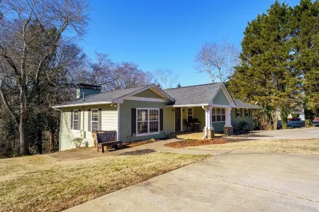 Much to Love Guest Favorite Evergreen Hideaway Waterfront Home w/ Dock. Pets ok