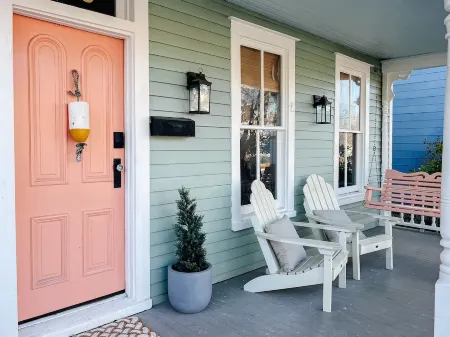 🍑 The Peach St. House - 1 Block to Park and Shops, close to beach! Отели в г. Кейп Чарльз