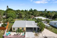 Mermaid Bungalow -Jensen Beach Отели рядом с достопримечательностью «сквер Уан»