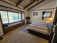 Cozy Upstairs Cabin w/Canal Views 45 mins to slopes & 10 mins to Rollins Lake