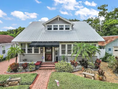 "The Hanscom House" 8 MIN walk to DT!