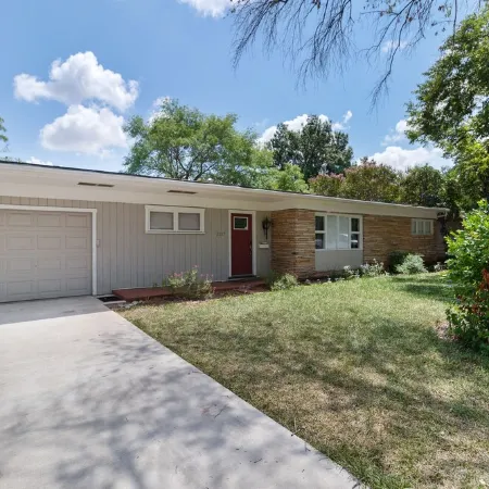 4 bedroom house near, 15 min from Magnolia