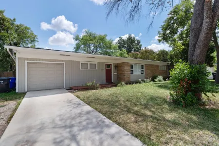 4 bedroom house near, 15 min from Magnolia