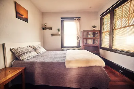 Charming 3 Bed with large backyard close to Newport Отели рядом с достопримечательностью «Публичная библиотека Мидлтаун»