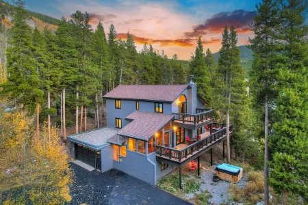 Spacious 3-Story Breck Mountain Home - Pet-Friendly, Peak 10 Views & Hot Tub