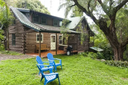 PERMITTED Charming LOG HOUSE in REAL Upcountry Maui. Magical and Peaceful!