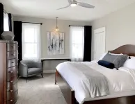 Mountain Retreat EVSE, Fireplace, Hot Tub, Sonos Theater, 75 55" TV, Free Bus