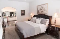 Lakehouse with private pool Hotels in Osage County