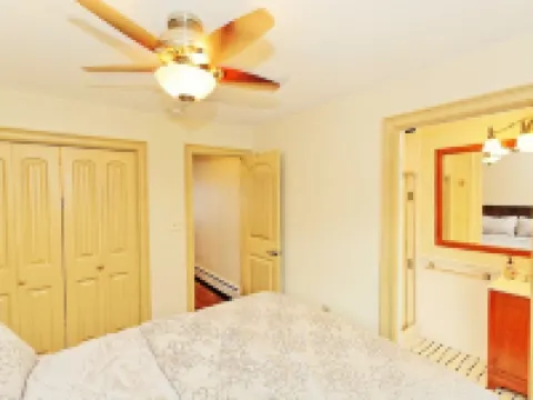 Lakefront, Dock, Near Restaurants, Track & Downtown Saratoga Springs! Hotels in Malta