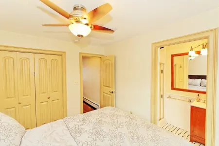 Lakefront, Dock, Near Restaurants, Track & Downtown Saratoga Springs!