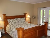 Hannah's Hideaway-3 Miles To Stores, Restaurants, Sleeps 16, No Steps To water! 温斯頓縣酒店