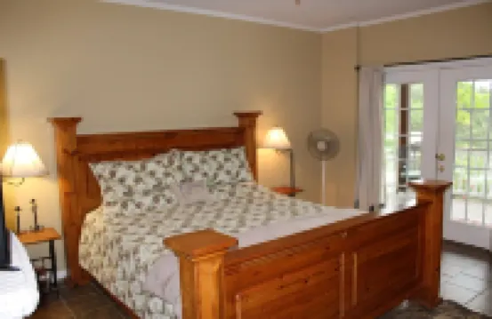 Hannah's Hideaway-3 Miles To Stores, Restaurants, Sleeps 16, No Steps To water!