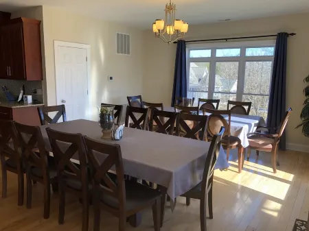 6000sf Luxury Home on Main Lake Cove – minutes off I-85