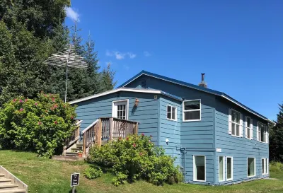 Historic HomeComfort, Convenience, and Views!