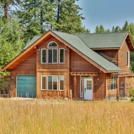 Sweet Private Leavenworth River Front Cabin with Fast WiFi & hot tub- Sleeps 6.