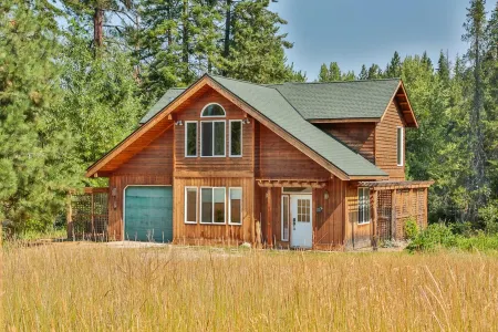 Sweet Private Leavenworth River Front Cabin with Fast WiFi & hot tub- Sleeps 6.