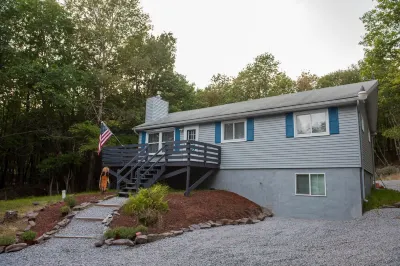 Pocono Dream Getaway Hotels near Hawk Falls
