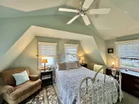 Adorable cottage with short walk to beautiful ocean beaches and nature trails.