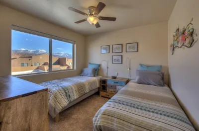 Family Friendly, 2 King Beds, Main Flr Mstr, Great Views, Pool-seasonal & Spa.