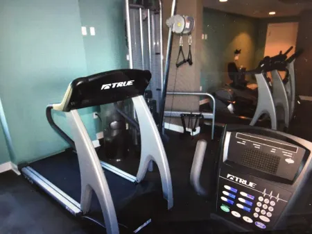 Floor to Ceiling Windows Overlook the Gulf of America's Pristine White Beaches Отели рядом с достопримечательностью «Mississippi Coast Coliseum and Convention Center»