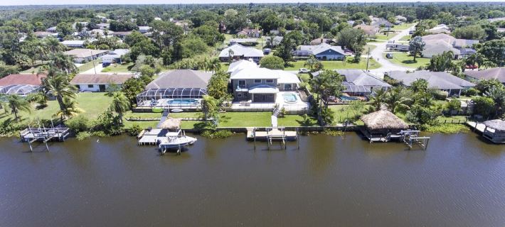 Luxury Riverfront Home Pool Dock 20 Min To beach 15 Min to Mets Stadium Pets OK Hotels in Port St. Lucie