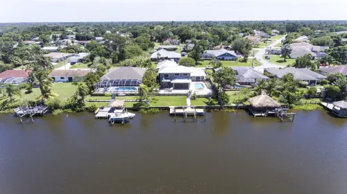 Luxury Riverfront Home Pool Dock 20 Min To beach 15 Min to Mets Stadium Pets OK