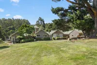 Luxurious Cottage with Valley Views & Cozy Fireplace. Tha Award Winner 2025. Hotels in Tanybryn