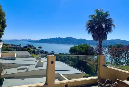 Take in the San Francisco views at this quiet oasis! Отели рядом с достопримечательностью «Марин Хедлендс»