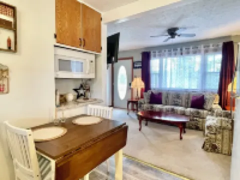 Cozy Cottage 2 bedroom house one and half bathrooms Cumberland, Md with AC, WiFi Hotels in Cumberland