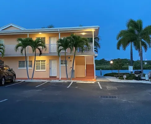 Waterfront Condo - Plush Furnishings  - White Sandy Beaches - Corner Unit Hotels in Indian Shores