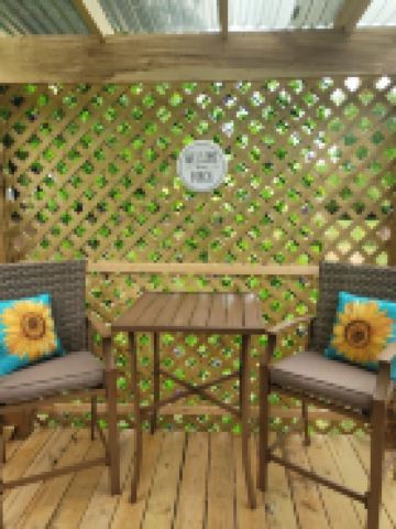 Adorable Tiny House that's pet friendly! HOT TUB. Walk to popular wedding venue.