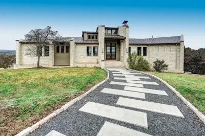 Luxury retreat, magnificent sunset views Hotels near Saint Stephens Episcopal School Football Stadium