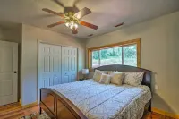 Cozy up at This Highly Rated,  Charming Mountain Cabin in Chipita Park.