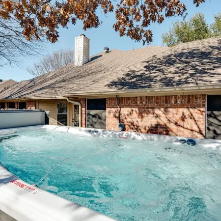 Big 4 Bdrm 2 Bath, Private 15' Swim Spa, Hot Tub, Fenced Private Yard, Big Trees