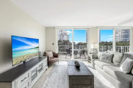 Relaxing 1 BR condo w/pool & steps to the beach