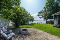 Entire Lake House on Lake Memphremagog, dead end RD, private. 30 min to Jay Peak Отели в г. Орлеанс