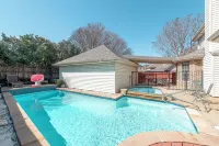 Relax in our spacious villa, just a quick ride away to Grapevine Malls & Airport
