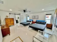Upscale Tampa Bay Dream Home Pool / Putting Green