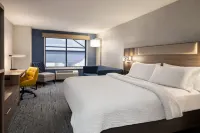 Holiday Inn Express SYRACUSE AIRPORT by IHG - Parking