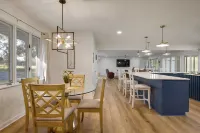 3-bedroom, 4 1/2 baths, house with WiFi, AC in wooded area in Saint Martinville