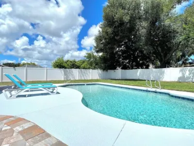 Beach House, Pool, Garage, 10 Min to Beach