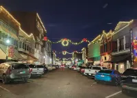 Modern 3000sf 4-Bedroom Loft in Historic Downtown Fort Scott Hotels in Fort Scott