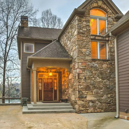 5 Br/3.5 Ba. 3 KING BEDS. LAKE FRONT. FIREPIT. GAME ROOM. MULTIPLE PORCHES.