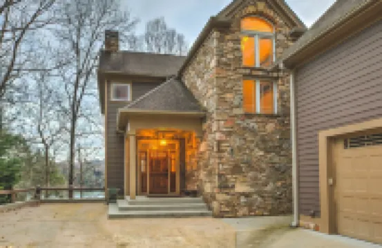 5 Br/3.5 Ba. 3 KING BEDS. LAKE FRONT. FIREPIT. GAME ROOM. MULTIPLE PORCHES.