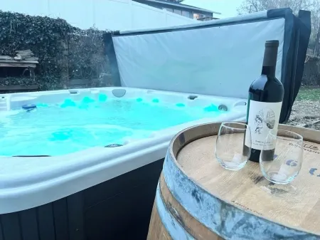 Charming craftsman 3-bedroom, home with AC and hot tub in downtown Prosser WA! Отели в г. Проссер