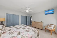 Large Single Level-1 Minute Walk To The Beach-5 minute walk to Restaurant/Shops