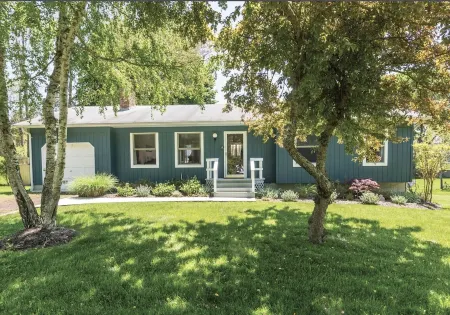 Cozy Shelter Island Cottage, walk to beaches and Mashomack Preserve