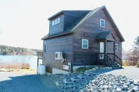 Gorgeous 2 bedroom apartment in new house with waterfront views in Duck Cove